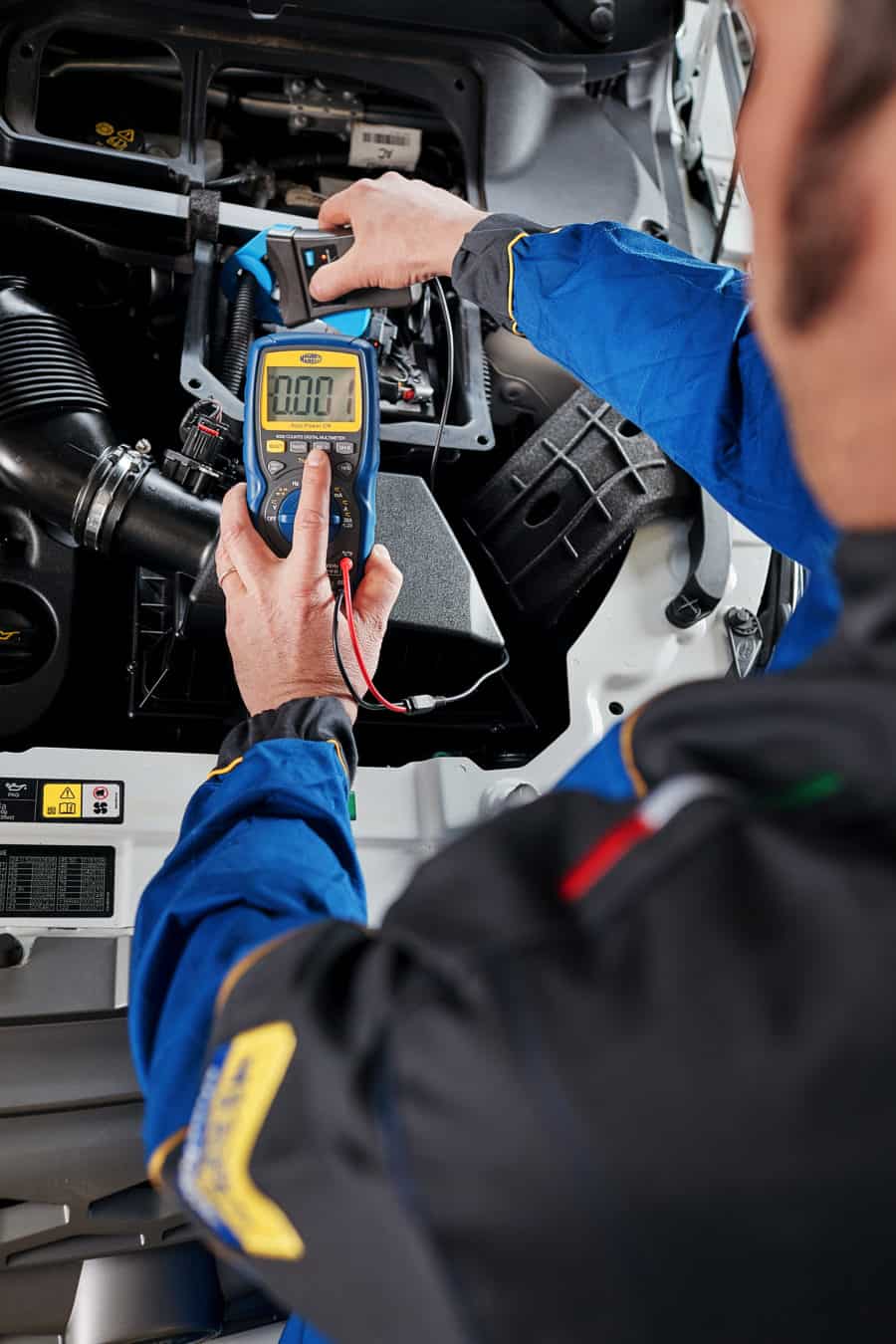 fotografo reportage industriale officina meccanica riparazione auto magneti marelli