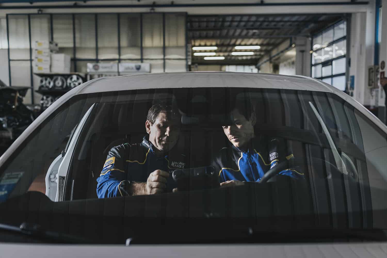 fotografo reportage industriale officina meccanica riparazione auto magneti marelli
