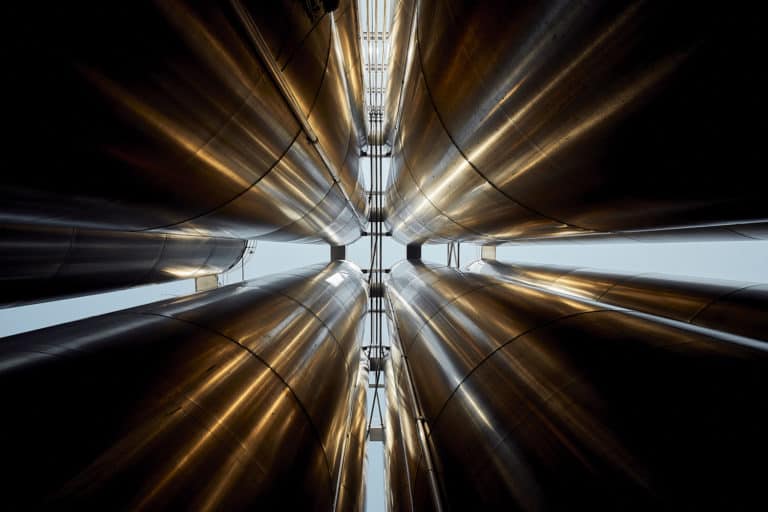 Fotografo industriale in reportage fotografico aziendale produzione tubi e operai tubazioni idriche fognarie.