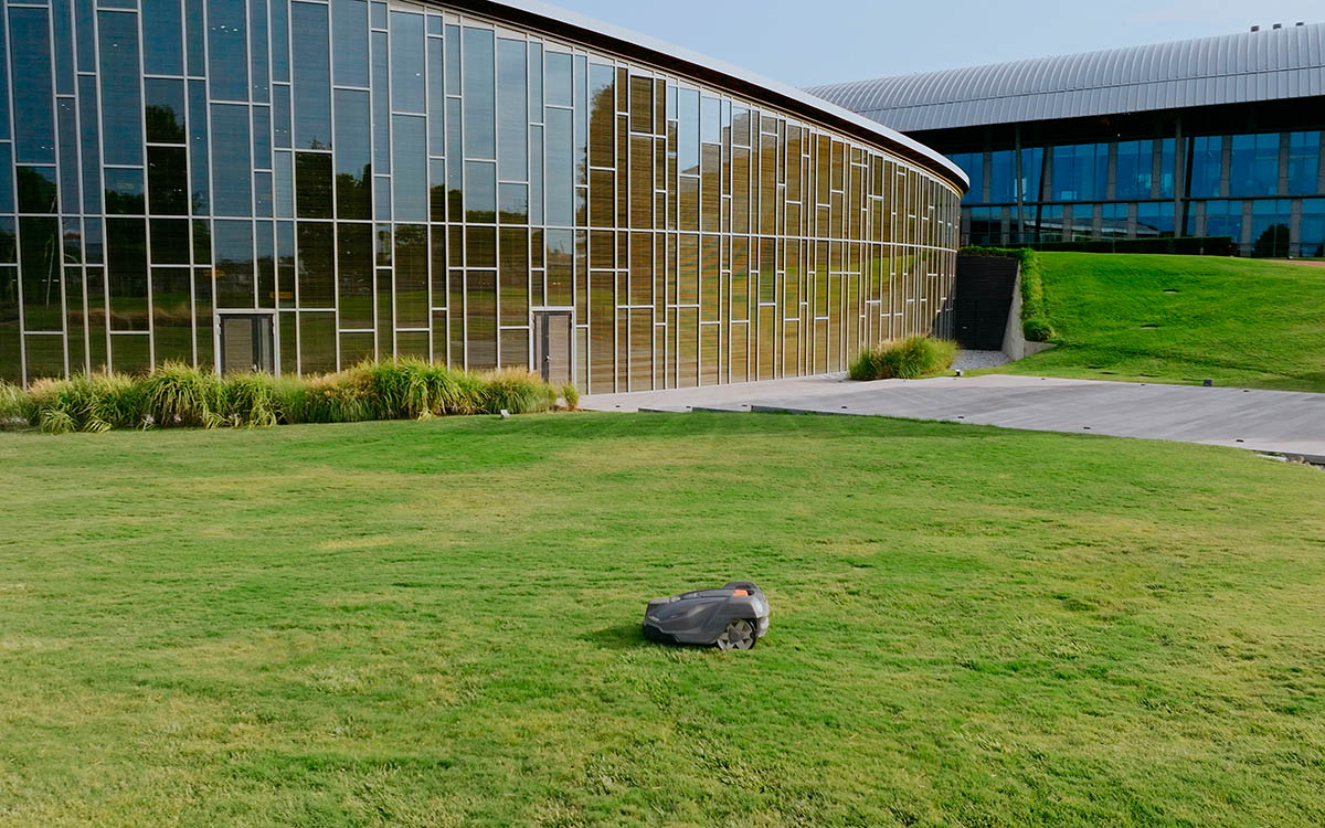 Fotografia industriale del Technogym Village con prato curato da Husqvarna